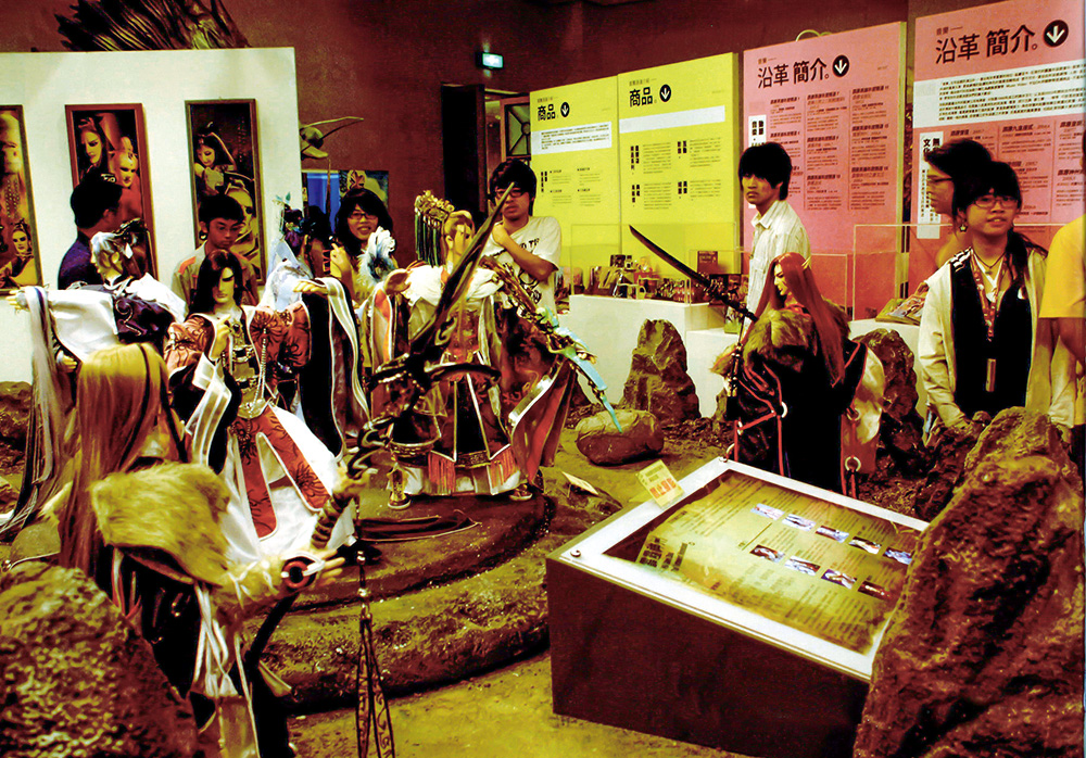 展演場中的布袋戲場景栩栩如生，是目光聚焦之處。(圖/侯志勇攝)
