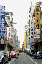 過去五金街是以經營機械馬達、空油壓為主,是產業研發的智慧結晶,名氣響亮到國外。(圖/張忠義攝) 過去五金街是以經營機械馬達、空油壓為主,是產業研發的智慧結晶,名氣響亮到國外。(圖/張忠義攝)