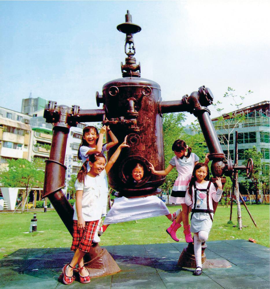 駐立在新化公園的五金寶寶,極受大小朋友歡迎。(圖/吳欣穎攝) 駐立在新化公園的五金寶寶,極受大小朋友歡迎。(圖/吳欣穎攝)
