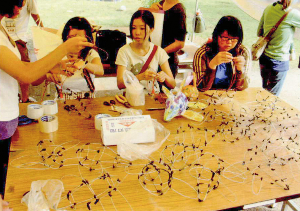 金工創意市集民眾可以親手創作屬於自己的藝術作品。(圖/郭力睿攝) 金工創意市集民眾可以親手創作屬於自己的藝術作品。(圖/郭力睿攝)
