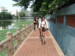 金獅湖未來環湖步道串連將更完整，並增加自行車道串連高雄市自行車道系統。（模擬圖/高雄市政府建設局提供）