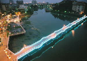 金獅湖夜景一隅。（圖/鮑忠暉攝）