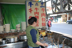 (牛牛牛)牛肉麵店怕客人不會唸店名，把「(牛牛牛)」字拆解成三牛。（圖／劉俊佑攝）