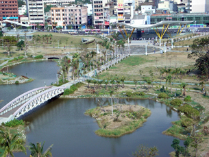 中央公園的人工湖，展現了都市中難得一見的盎然水意。(圖/鮑忠暉攝)