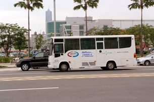 歷史悠久的高雄市公車，也是許多高雄市民信賴的大眾運輸工具。(圖/鮑忠暉攝)