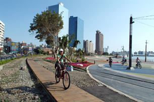 高雄市的自行車道，不僅方便，而且沿途景致美麗，深獲市民的喜愛。(圖/鮑忠暉攝)