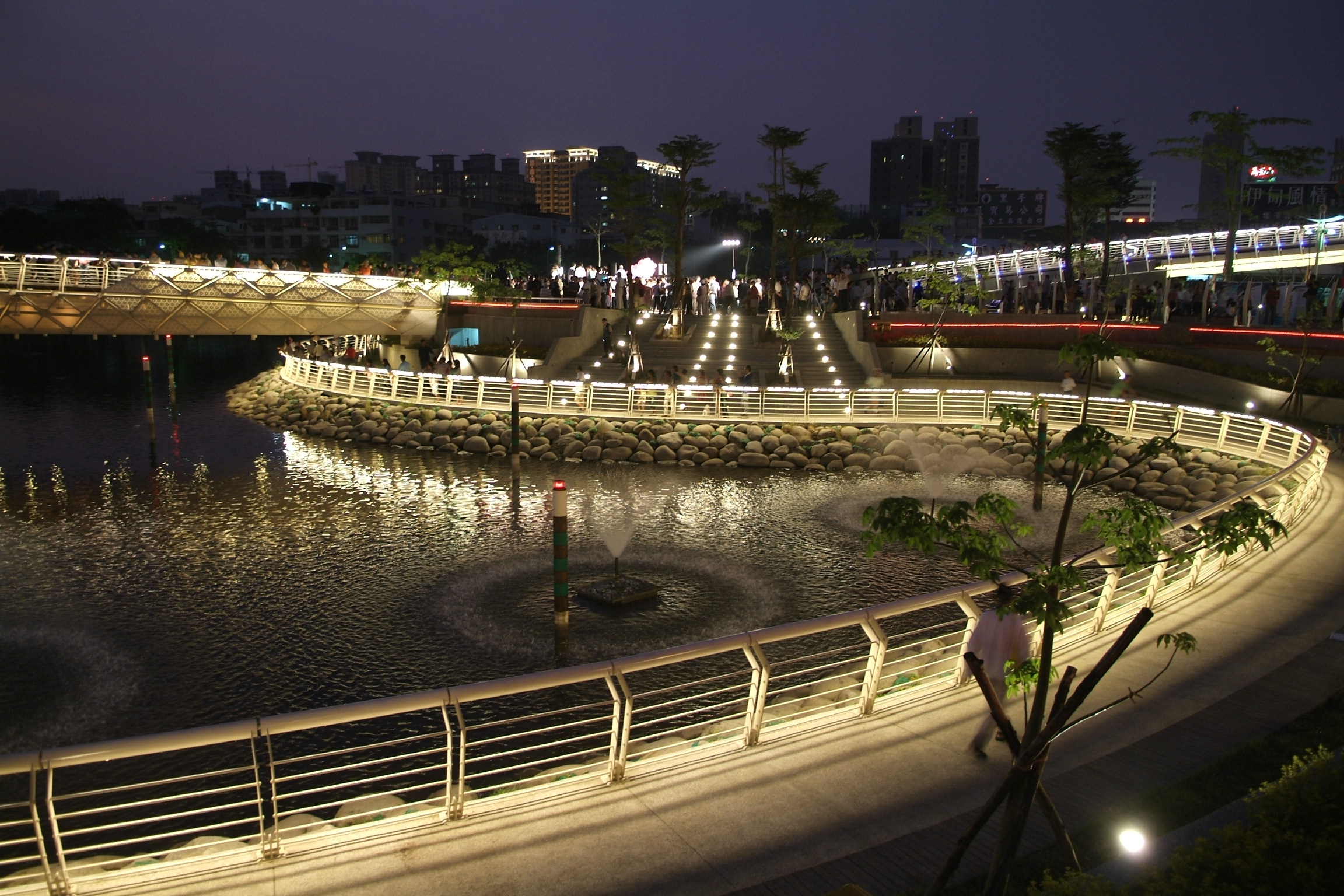 愛河之心點亮起愛河中游，分為東西兩湖。(圖/鮑忠暉攝)