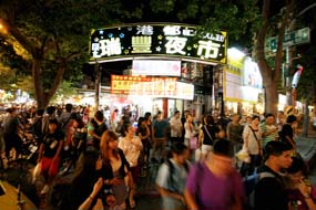 瑞豐夜市攤位多，知名度高。(圖/黃昱貴攝)