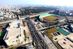 屹立25年的中正運動場及中正技擊館，現在一旁還有極限運動公園。(圖/林育恩攝)