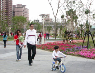 凹仔底森林公園有自行車道、綠地、生態解說中心供民眾休憩。(圖/蕭夙茗攝)