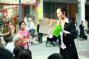 街頭藝術有著平易近人的特色，與觀眾的高度互動，為生活帶來無限的創意驚喜。（圖／林育恩攝）