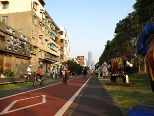 鹽埕觀光碼頭可銜接上西臨港線自行車道，前往愛河畔各景點，最南還可到夢時代購物廣場。（圖／凌卓民攝）