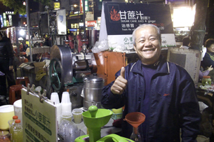 攤商熱情豪邁、商品物美價廉，吸引人潮光顧。（圖／林育恩攝）