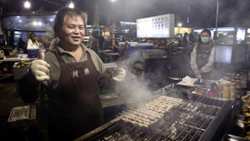 在夜市擺攤，不僅要功夫了得，還要懂得與客人搏感情。（圖／林育恩攝）