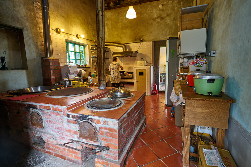 廚房的紅磚大灶呈現美濃客家人的生活樣貌。