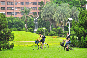 慢踩單車最能體會悠閒生活。（圖／高雄市政府工務局養護工程處提供）