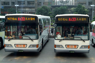 公車路網的延伸，高雄縣市居民的生活更加便利。（圖／鮑忠暉攝）