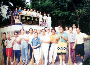 高雄市第一獅子會捐建壽山雄獅廣場，獅友並不時美化環境。（圖／高雄市第一獅子會提供）