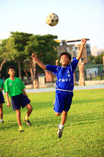 後勁國小足球隊員們，都懷抱著純潔的足球夢。（圖／林育恩攝）