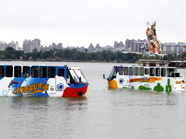 鴨子船是高雄最受歡迎的旅遊景點行程之一。(圖/高雄市公共汽車管理處網站提供)