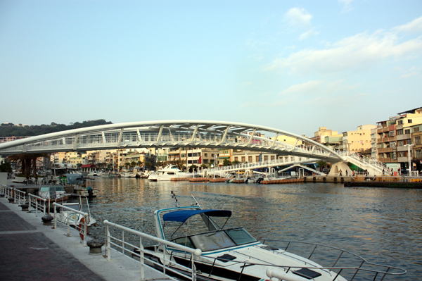 橫跨鼓山漁港的美麗空橋。(圖/熊宏輝攝)