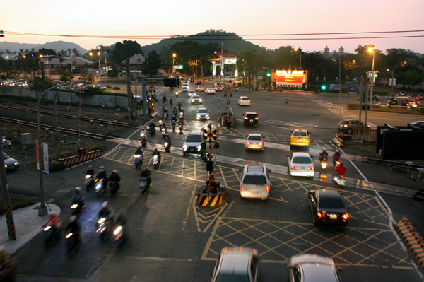 翠華路上壅擠的平交道路況。(圖/熊宏輝攝)