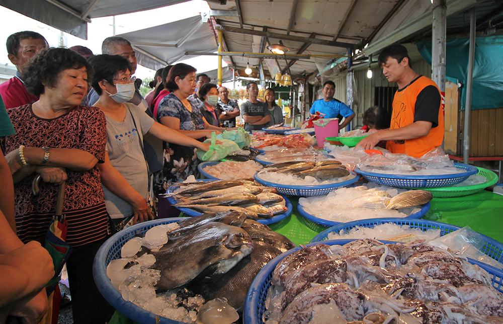 興達港觀光魚市場是高雄台南買海鮮的好去處之一。