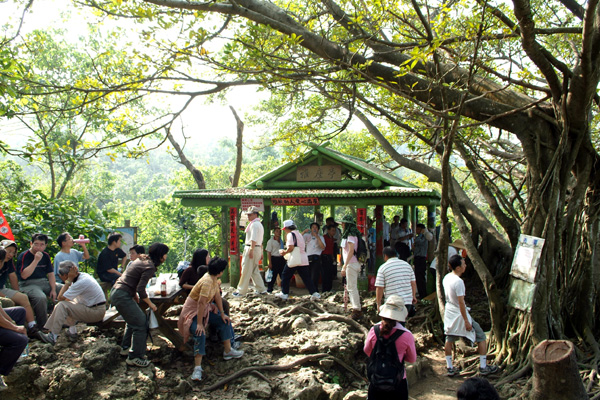 降低大量登山客帶來的人為影響，是未來壽山國家自然公園的重要課題。(圖/鮑忠暉攝)