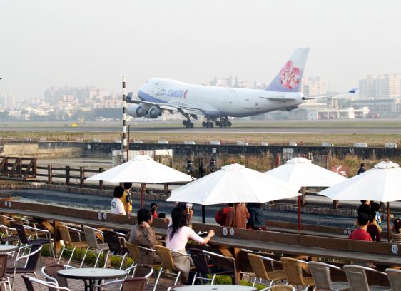 機場咖啡可近距離看飛機起降。(圖/高雄市政府觀光局提供)