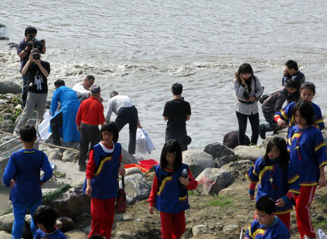 客家人將字紙灰隨水流，祈求農作物豐收。(圖/熊宏輝攝)