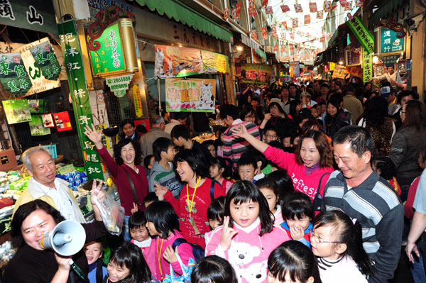 高雄過好年，處處是人潮。(圖/鮑忠暉攝)