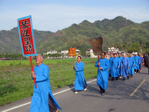 美濃特有的新年活動「迎聖蹟—送字紙灰」祭典。(圖/熊宏輝攝)