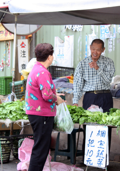 晨起運動的民眾，順道採購觀音山下的農作回家。(圖/ Lillian攝)