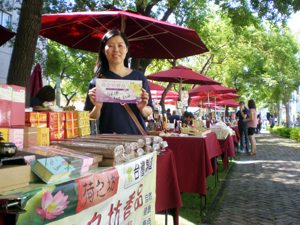 網路銷售台灣香品，讓單親媽媽何秀英看見生命的希望。(圖/高雄婦女數位創業社提供)