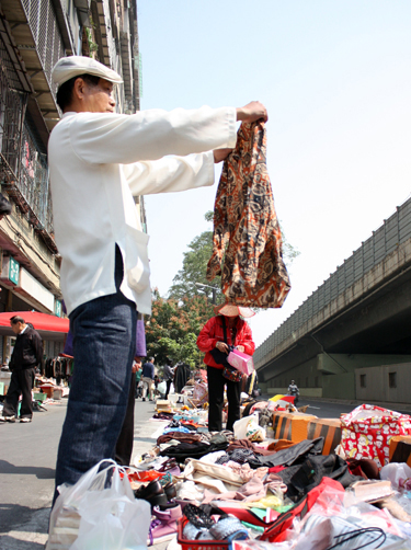 陽光下、馬路旁，人們靜靜享受尋寶的樂趣。(圖/安妮塔攝)