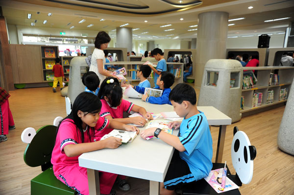 高市新圖書館明亮舒適，讓民眾充分享受閱讀樂趣。(圖/鮑忠暉攝)