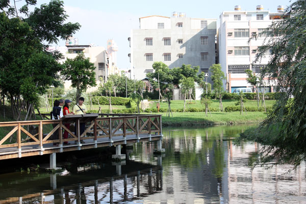 檨仔林埤濕地公園裡生態豐富，吸引民眾流連駐足。(圖/方昭禪攝)