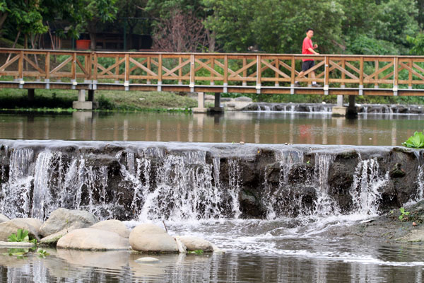 檨仔林埤濕地公園已成為社區居民散步的好地方。(圖/蔡明余攝)