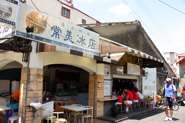 常美冰店座落在旗山老街附近小巷間，散發濃濃的懷舊氛圍。(圖/安妮塔攝)