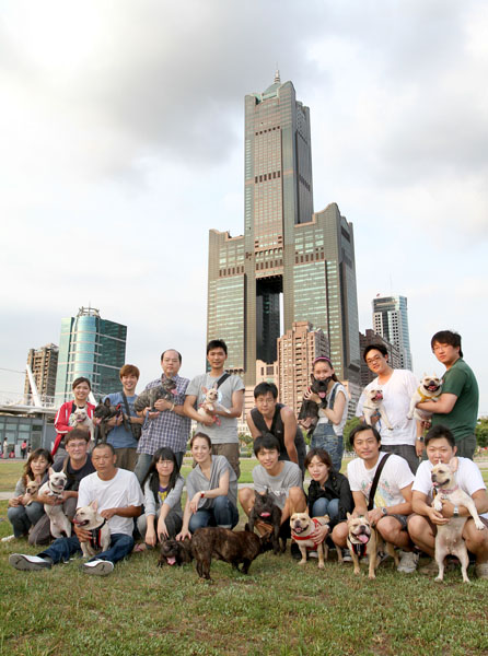 法鬥幫成員每周日歡喜帶狗兒至新光碼頭舒展四肢。(圖/蔡明余攝)