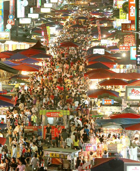 六合夜市是聞名國際的知名夜市。(圖/ 蔡明余攝)