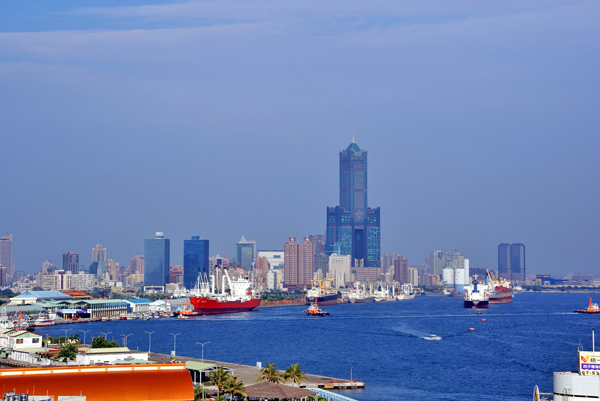 高雄港是國際港埠，各式船艦往來頻繁。(圖/ earl2588 攝)