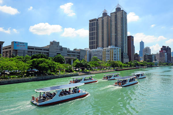 搭太陽能愛之船，欣賞愛河美景更環保。(圖/鮑忠暉攝)