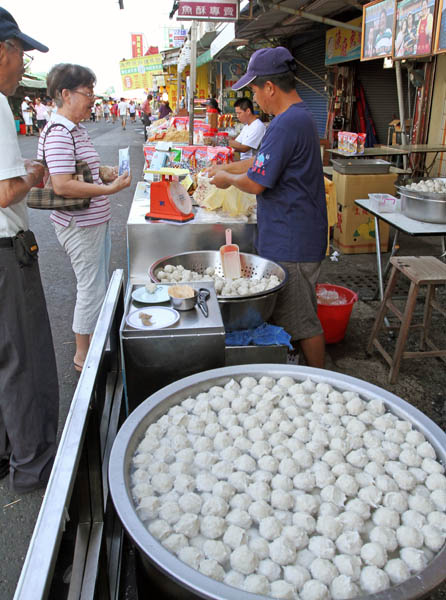 高雄漁港的美味魚產品是遊客必買的伴手禮。(圖/蔡明余攝)