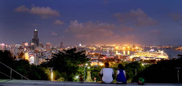 肩並肩坐在忠烈祠俯瞰大高雄夜景，相當浪漫。(圖/蔡明余攝)