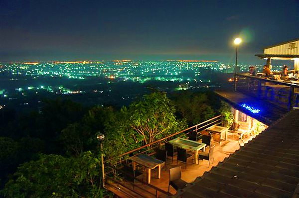 天氣澄朗時，從大崗山可遠眺高雄及台南的美麗夜景。(圖/ thicky攝)