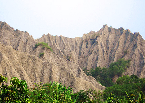 銳利的鋸齒狀山峰讓月世界景色更顯蒼涼。(圖/ zeelandia攝)