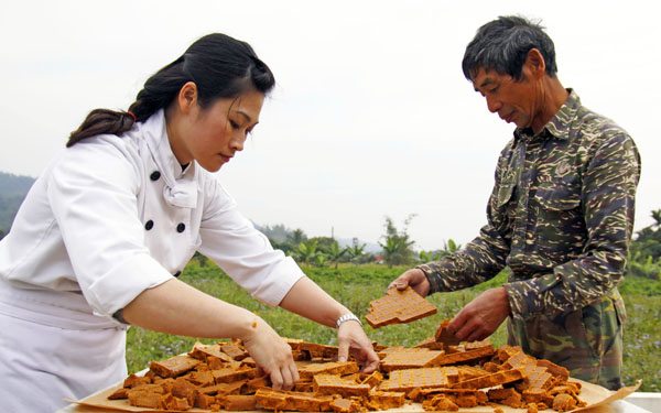 餐廳主廚親自參與手工黑糖製作過程。(圖/帕莎蒂娜提供)