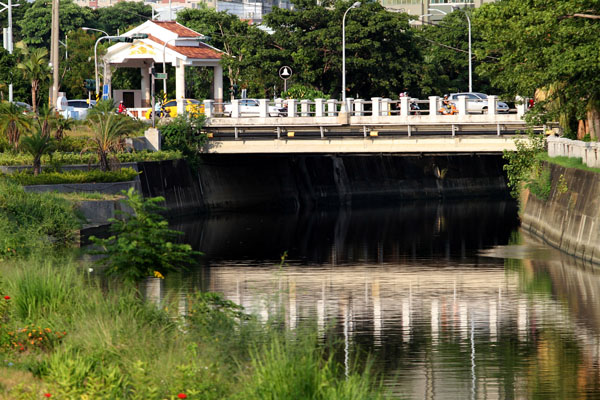 自由路上的自由橋，前身是古道上重要的橋梁「七孔橋」。(圖/蔡明余攝)