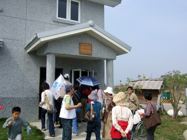 高雄市政府舉辦的真情巴士之旅將旅客帶入重建區。(圖/鮑忠暉攝)